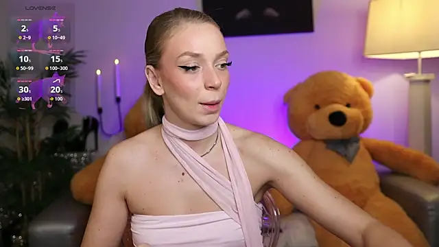 Snapshot of NovaHollisx chatting on December 4, 2025, 5:28 am NovaHollisx online show from December 4, 2025, 5:28 am