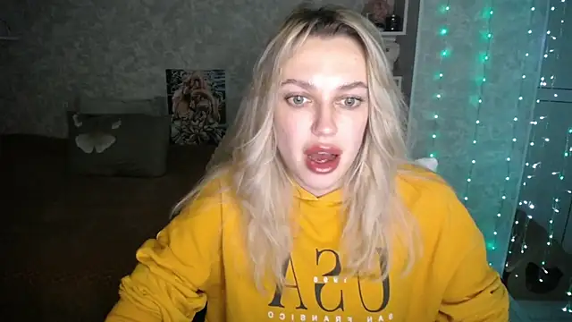 Snapshot of NickyAdamidi chatting on November 18, 2025, 4:55 pm NickyAdamidi online show from November 18, 2025, 4:55 pm