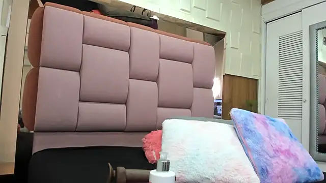 valeriahenao1 online show from November 11, 2025, 7:14 pm