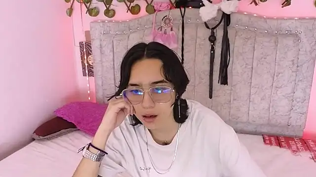 Snapshot of katalinathxandbritney1 chatting on September 17, 2025, 5:58 pm katalinathxandbritney1 online show from September 17, 2025, 5:58 pm