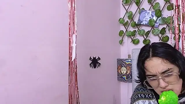 Snapshot of katalinathxandbritney1 chatting on October 6, 2025, 11:13 pm katalinathxandbritney1 online show from October 6, 2025, 11:13 pm