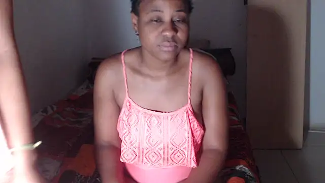 Snapshot of EssenceLovers chatting on October 31, 2025, 4:02 am EssenceLovers online show from October 31, 2025, 4:02 am