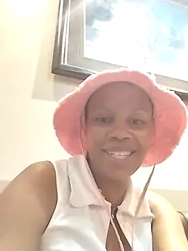 Snapshot of HoneyDripz_94 chatting on October 18, 2025, 10:10 pm HoneyDripz 94 online show from October 18, 2025, 10:10 pm