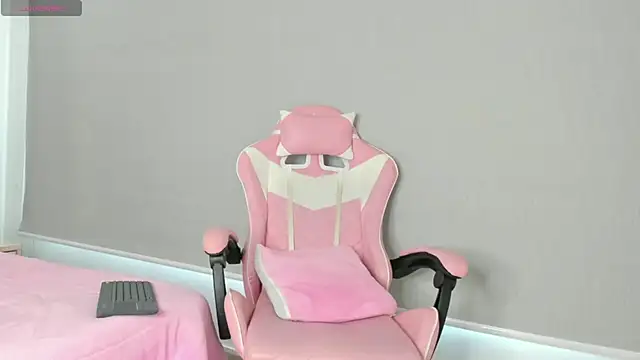 Snapshot of kendal_hot01 chatting on November 7, 2025, 1:00 pm kendal hot01 online show from November 7, 2025, 1:00 pm