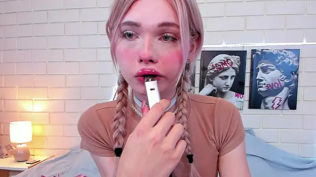 Blondy Fina online show from September 19, 2025, 4:36 am