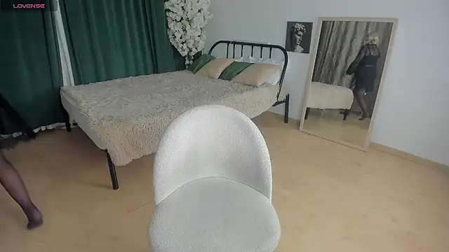 Snapshot of LiliaMoons chatting on November 19, 2025, 11:32 am LiliaMoons online show from November 19, 2025, 11:32 am