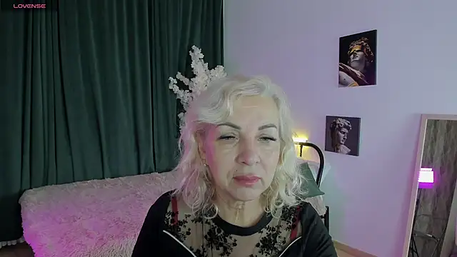 Snapshot of LiliaMoons chatting on November 27, 2025, 12:40 pm LiliaMoons online show from November 27, 2025, 12:40 pm