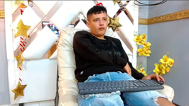Snapshot of AdrianLewis_ chatting on September 30, 2025, 12:43 pm AdrianLewis online show from September 30, 2025, 12:43 pm