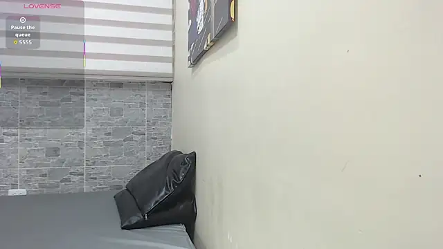 VioletLux online show from November 26, 2025, 7:37 pm