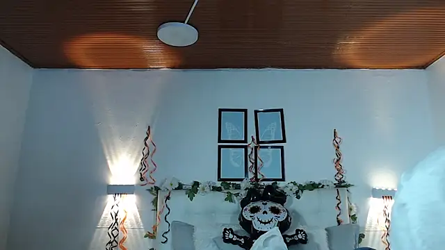 Megan 05  online show from November 5, 2025, 7:25 pm