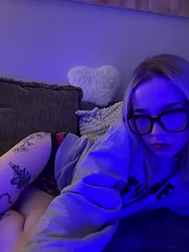 marnemzavar444 online show from November 30, 2025, 8:02 pm