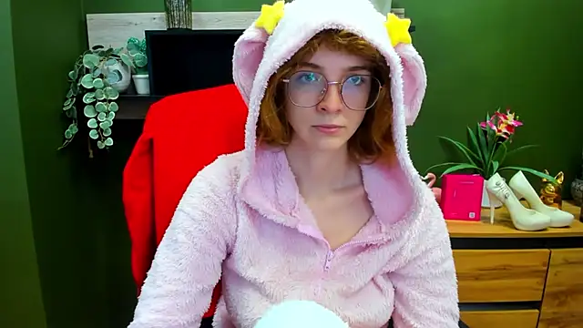 juicyPenny online show from October 31, 2025, 7:20 am