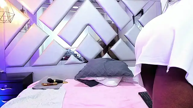 Snapshot of Lorenn_Hill chatting on September 26, 2025, 1:04 pm Lorenn Hill online show from September 26, 2025, 1:04 pm