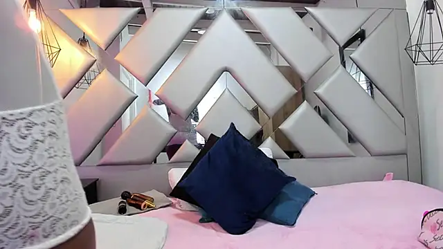 Snapshot of Lorenn_Hill chatting on October 1, 2025, 1:06 pm Lorenn Hill online show from October 1, 2025, 1:06 pm