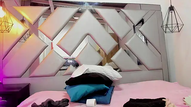 Snapshot of Lorenn_Hill chatting on October 2, 2025, 5:20 pm Lorenn Hill online show from October 2, 2025, 5:20 pm