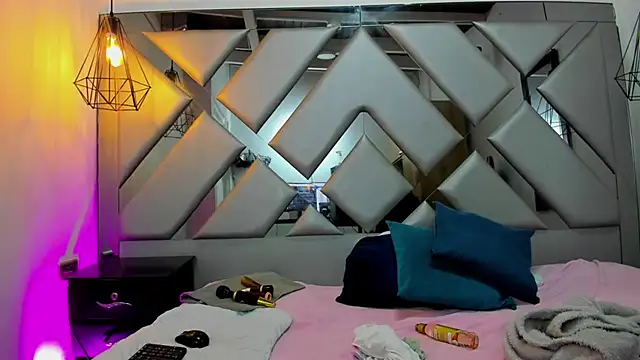 Snapshot of Lorenn_Hill chatting on October 12, 2025, 1:43 pm Lorenn Hill online show from October 12, 2025, 1:43 pm