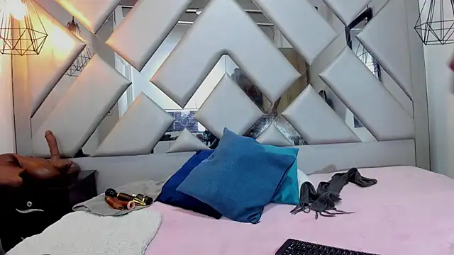 Snapshot of Lorenn_Hill chatting on October 18, 2025, 12:50 pm Lorenn Hill online show from October 18, 2025, 12:50 pm