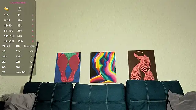 TrixiBell online show from December 3, 2025, 4:09 am