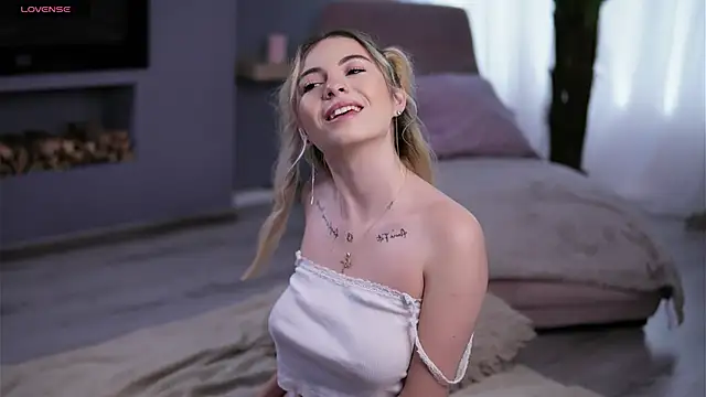 ElsaSolace online show from November 22, 2025, 3:55 pm