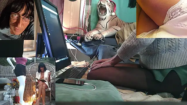 Snapshot of SissiDomination chatting on November 22, 2025, 8:41 pm SissiDomination online show from November 22, 2025, 8:41 pm