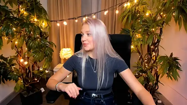 Snapshot of AnnieSwanson chatting on November 21, 2025, 1:21 pm AnnieSwanson online show from November 21, 2025, 1:21 pm