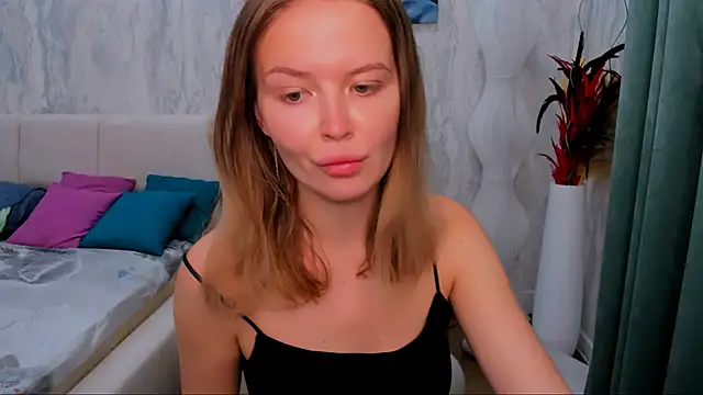 LaurennHill online show from September 15, 2025, 12:21 am