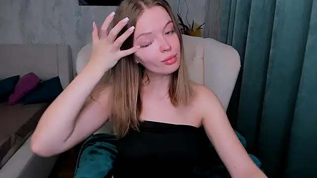 LaurennHill online show from October 12, 2025, 12:20 am