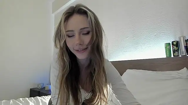 MilaDeLune online show from December 5, 2025, 5:20 pm