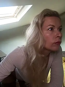 Snapshot of Julia_Giulia chatting on October 25, 2025, 4:53 am Julia Giulia online show from October 25, 2025, 4:53 am