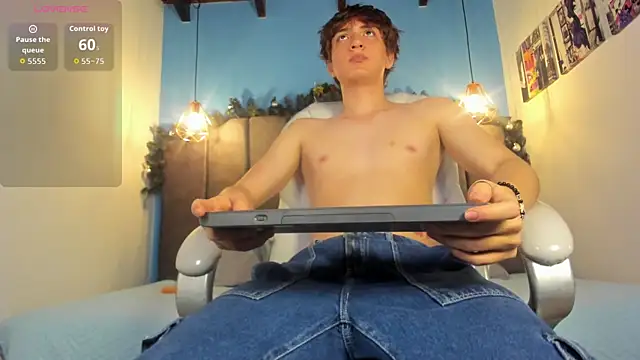 Snapshot of Oscar_and_dani chatting on November 28, 2025, 4:04 am Oscar and dani online show from November 28, 2025, 4:04 am