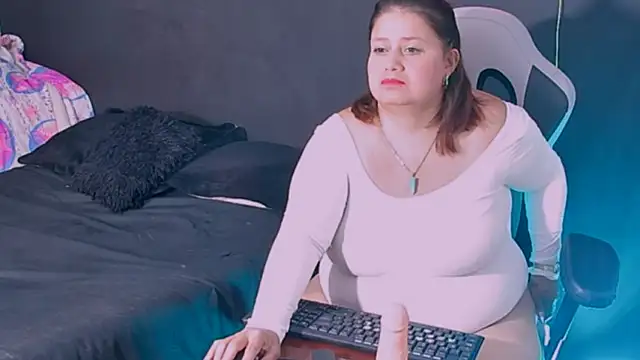 Snapshot of Lizz_Milf chatting on September 16, 2025, 4:02 am Lizz Milf online show from September 16, 2025, 4:02 am