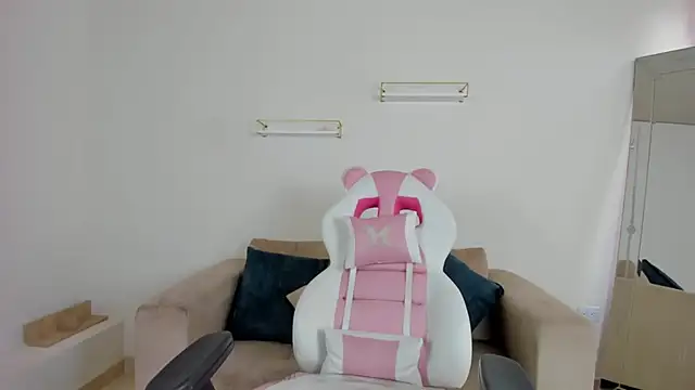 april smiith online show from December 2, 2025, 12:21 pm