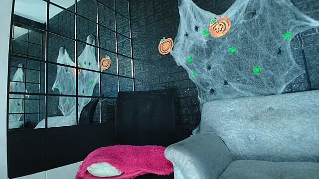 Snapshot of HellAndDante_ chatting on October 23, 2025, 11:24 pm HellAndDante online show from October 23, 2025, 11:24 pm