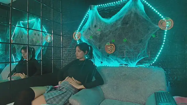 Snapshot of HellAndDante_ chatting on October 27, 2025, 10:25 pm HellAndDante online show from October 27, 2025, 10:25 pm