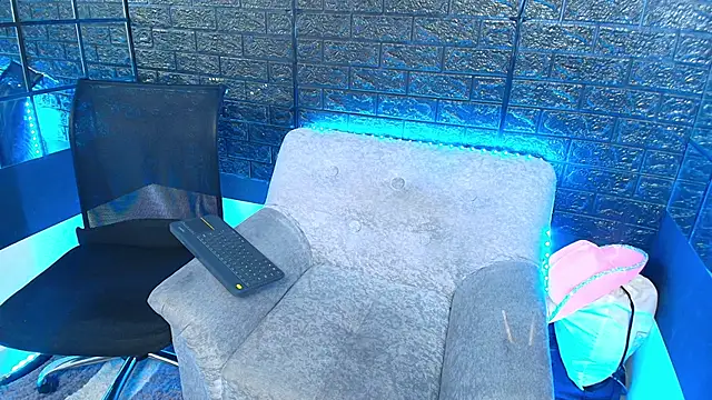 Snapshot of HellAndDante_ chatting on November 24, 2025, 10:42 pm HellAndDante online show from November 24, 2025, 10:42 pm