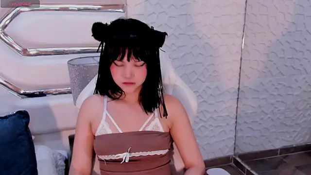 TatiLee online show from November 14, 2025, 6:50 pm