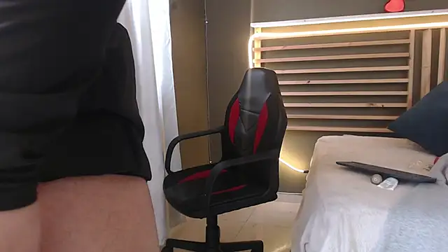 Snapshot of PaulEvens chatting on November 24, 2025, 1:33 pm PaulEvens online show from November 24, 2025, 1:33 pm