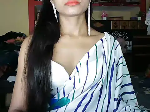 ROSE GOLDE online show from October 8, 2025, 4:26 pm