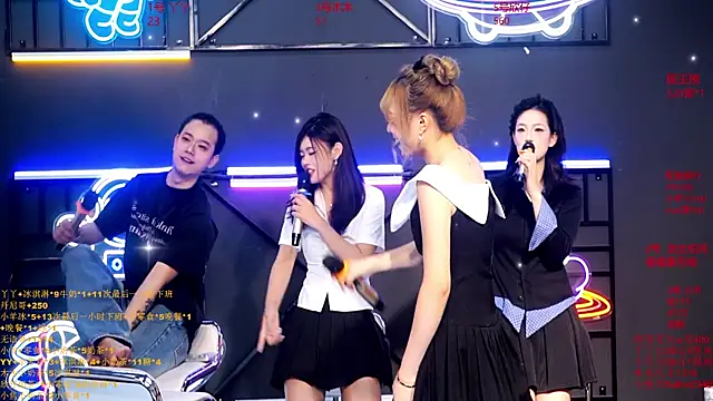 Snapshot of EYgirl222 chatting on October 7, 2025, 8:11 am EYgirl222 online show from October 7, 2025, 8:11 am