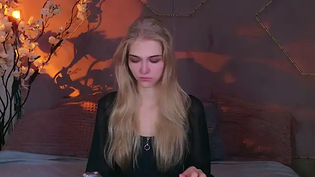 Snapshot of 4example_Chloe chatting on October 6, 2025, 10:45 am 4example Chloe online show from October 6, 2025, 10:45 am