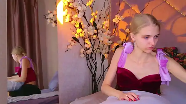 Snapshot of 4example_Chloe chatting on October 29, 2025, 11:01 am 4example Chloe online show from October 29, 2025, 11:01 am