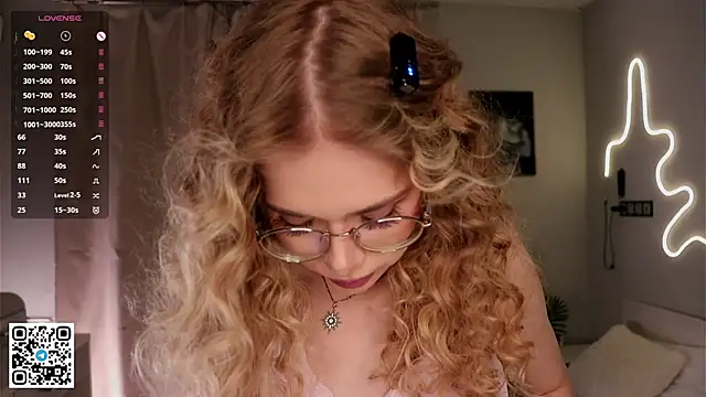 Snapshot of BeatrixCharton chatting on October 8, 2025, 7:00 pm BeatrixCharton online show from October 8, 2025, 7:00 pm