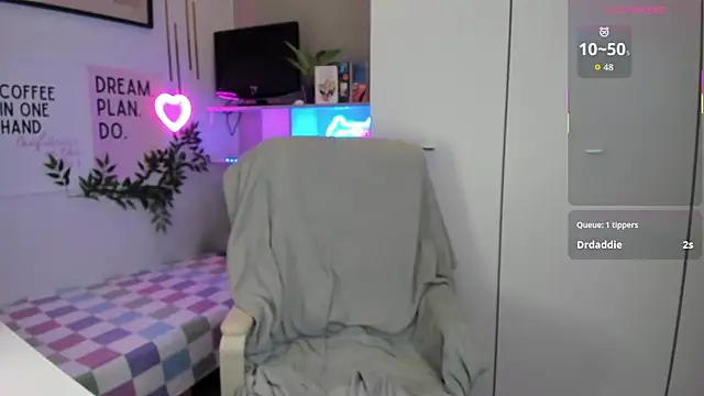 Snapshot of LiaWoow chatting on November 14, 2025, 7:40 am LiaWoow online show from November 14, 2025, 7:40 am