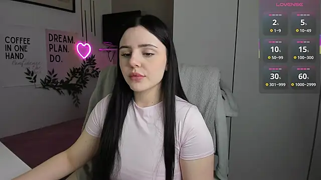 Snapshot of LiaWoow chatting on November 18, 2025, 7:46 am LiaWoow online show from November 18, 2025, 7:46 am