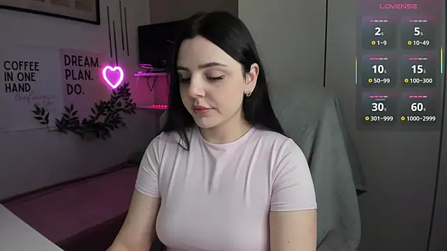 Snapshot of LiaWoow chatting on December 5, 2025, 7:28 am LiaWoow online show from December 5, 2025, 7:28 am