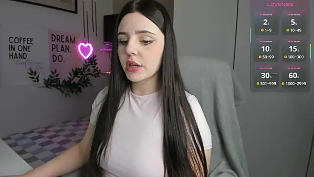 Snapshot of LiaWoow chatting on December 14, 2025, 2:44 pm LiaWoow online show from December 14, 2025, 2:44 pm