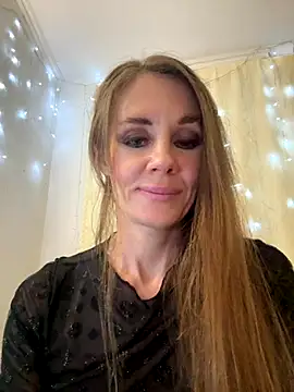 Snapshot of LucieMack chatting on October 27, 2025, 8:02 pm LucieMack online show from October 27, 2025, 8:02 pm