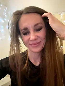 Snapshot of LucieMack chatting on October 29, 2025, 6:20 pm LucieMack online show from October 29, 2025, 6:20 pm