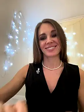 Snapshot of LucieMack chatting on November 3, 2025, 5:25 pm LucieMack online show from November 3, 2025, 5:25 pm