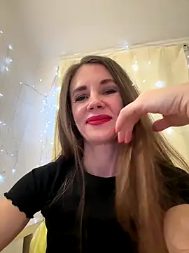 Snapshot of LucieMack chatting on December 14, 2025, 2:44 pm LucieMack online show from December 14, 2025, 2:44 pm